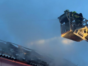 Požár nedaleko olomouckého nádraží zničil střechu domu. Škoda jde do milionů