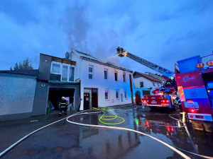 Požár nedaleko olomouckého nádraží zničil střechu domu. Škoda jde do milionů