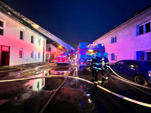 Požár nedaleko olomouckého nádraží zničil střechu domu. Škoda jde do milionů