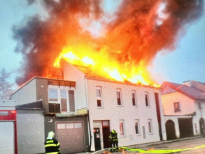 VIDEO: Požár nedaleko olomouckého nádraží zničil střechu domu. Škoda jde do milionů