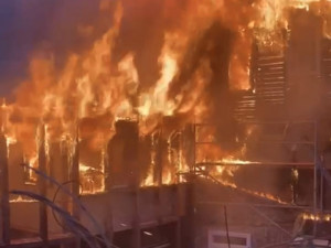 Požár nedaleko olomouckého nádraží zničil střechu domu. Škoda jde do milionů