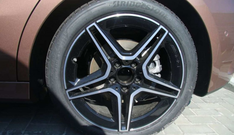 Zloděj ukradl znaky z hliníkových disků v olomouckých autosalonech