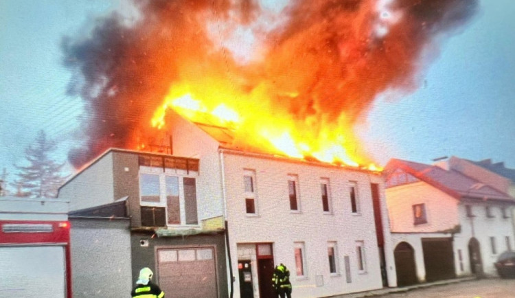 Požár nedaleko olomouckého nádraží zničil střechu domu. Škoda jde do milionů