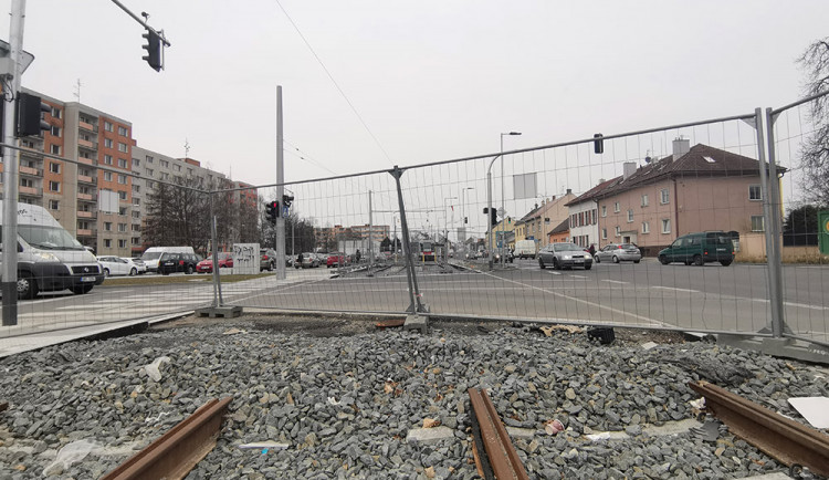 Semafor přibržďuje kvůli tramvajím provoz na rušné křižovatce. Trať tudy povede až za několik měsíců