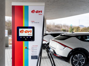 Nové stanice nabízí rychlé dobíjení i kvalitní trávení volného času. Těch menších letos E.ON postaví desítky, říká Martin Klíma