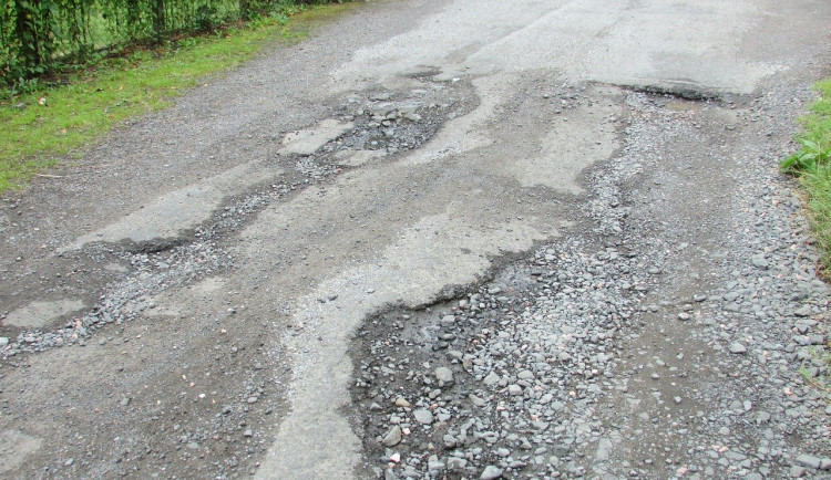 Poničenou silnici v ulici Na Děkanských polích opraví. Investice vyjde na více než 50 milionů
