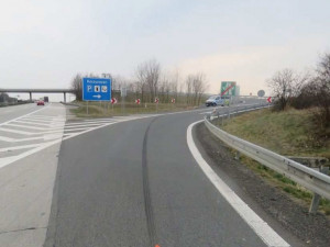 Policie hledá svědky nehody z dálnice D35. Řidič z místa ujel, na místě zůstala SPZ