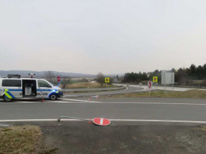 Policie hledá svědky nehody z dálnice D35. Řidič z místa ujel, na místě zůstala SPZ