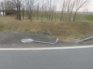 Policie hledá svědky nehody z dálnice D35. Řidič z místa ujel, na místě zůstala SPZ