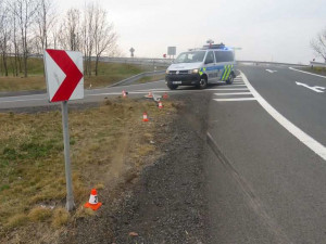 Policie hledá svědky nehody z dálnice D35. Řidič z místa ujel, na místě zůstala SPZ