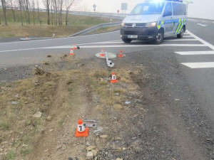 Policie hledá svědky nehody z dálnice D35. Řidič z místa ujel, na místě zůstala SPZ