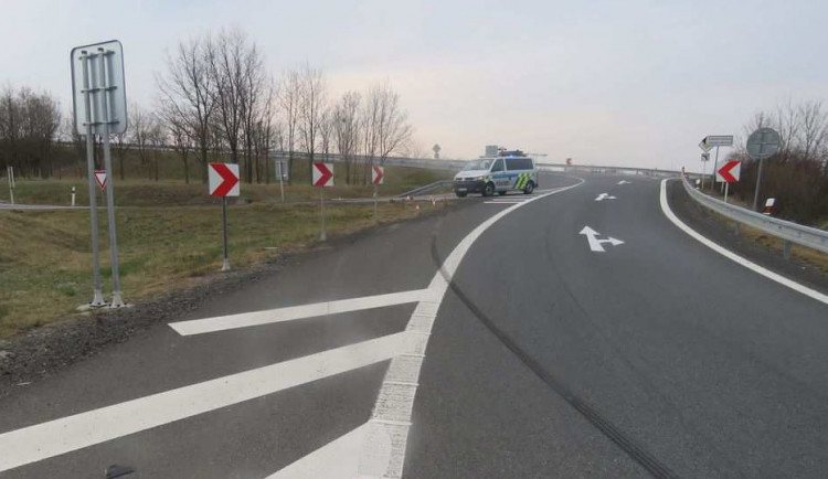 Řidič nezvládl auto ve sjezdu z dálnice D35