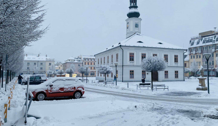 FOTOGALERIE: Do Jeseníku a Zábřehu se vrátila zima. Napadlo až patnáct centimetrů sněhu