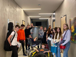 Den bez tašek. Studenti Slovanského gymnázia vyrazili do školy bez školních batohů