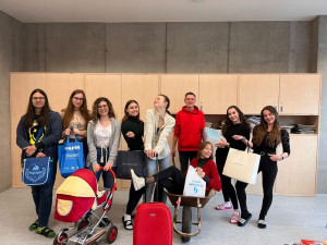 Den bez tašek. Studenti Slovanského gymnázia vyrazili do školy bez školních batohů