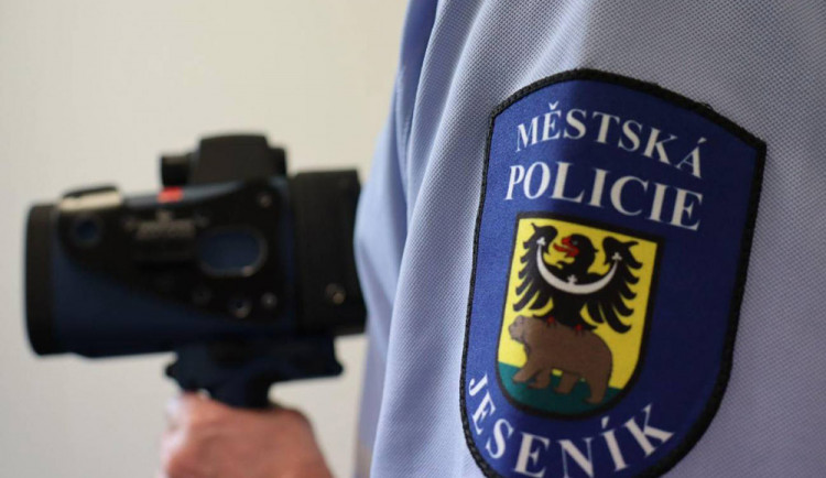 Strážníci v Jeseníku vyrazí k silnicím s radarem. Rychlost začnou měřit od května