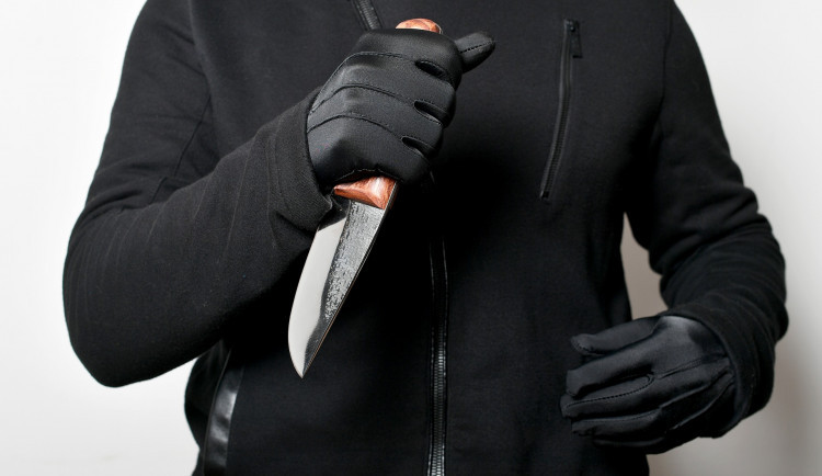 V Prostějově recidivista zaútočil nožem na jiného muže. Kvůli pokusu o vraždu skončil ve vazbě