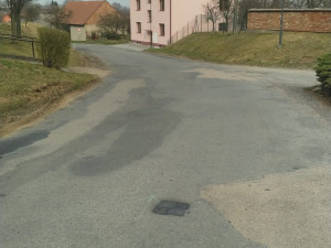 Geodeti mapují silnice v kraji. Značky někdo přemalovává černou barvou, možná kvůli válce na Ukrajině