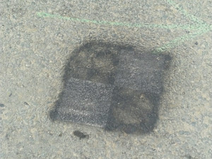 Geodeti mapují silnice v kraji. Značky někdo přemalovává černou barvou, možná kvůli válce na Ukrajině