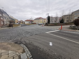 Geodeti mapují silnice v kraji. Značky někdo přemalovává černou barvou, možná kvůli válce na Ukrajině