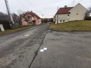 Geodeti mapují silnice v kraji. Značky někdo přemalovává černou barvou, možná kvůli válce na Ukrajině