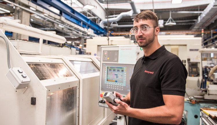 Honeywell hledá více než 100 nových zaměstnanců. Naučí je špičkovou leteckou strojařinu a nabízí nadstandardní benefity