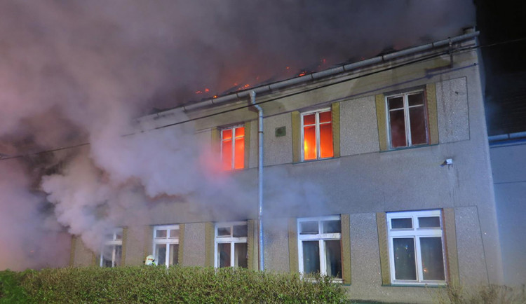 Mohutný noční požár poničil dům na Prostějovsku. Na zahradě nalezli hasiči tělo seniora