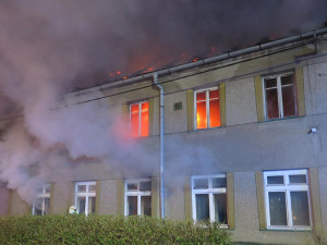 Mohutný noční požár poničil dům na Prostějovsku. Na zahradě nalezli hasiči tělo seniora