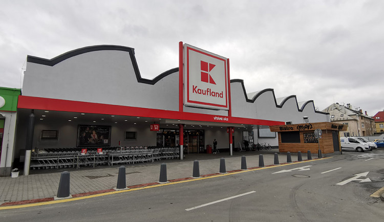 Prodejna Kauflandu na ulici Štursova v Olomouci prošla kompletní rekonstrukcí včetně změny barvy fasády