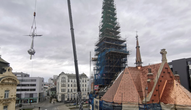 Věž Červeného kostela dostala nový kříž. Originální dílo má tři a půl metru