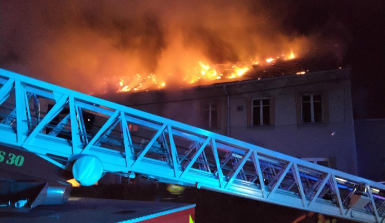 Mohutný požár v Držovicích způsobil zřejmě obyvatel domu. Objekt zapálil a pak spáchal sebevraždu