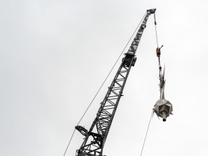 Na věži Červeného kostela je nový kříž. Originální dílo má tři a půl metru