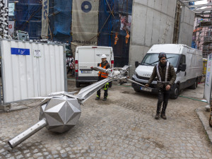 Na věži Červeného kostela je nový kříž. Originální dílo má tři a půl metru