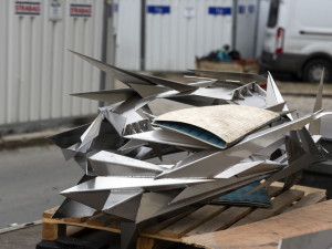 Na věži Červeného kostela je nový kříž. Originální dílo má tři a půl metru