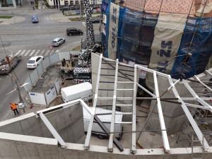 Na věži Červeného kostela je nový kříž. Originální dílo má tři a půl metru