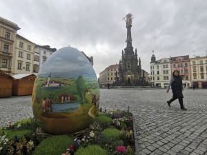 V centru Olomouce se již objevila velikonoční výzdoba. Lidé se mohou těšit na jarmark a kulturní program