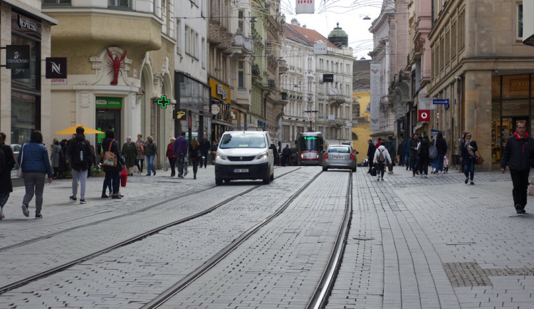 Nápor aut v brněnské pěší zóně nezvládla dlažba. Provoz je strašlivý, naříkají i pěší