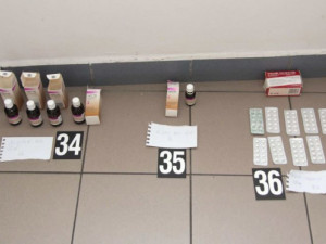 Žena na Přerovsku prodávala bez předpisu léky na spaní a proti bolesti. Hrozí ji deset let