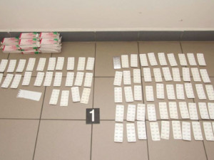 Žena na Přerovsku prodávala bez předpisu léky na spaní a proti bolesti. Hrozí ji deset let