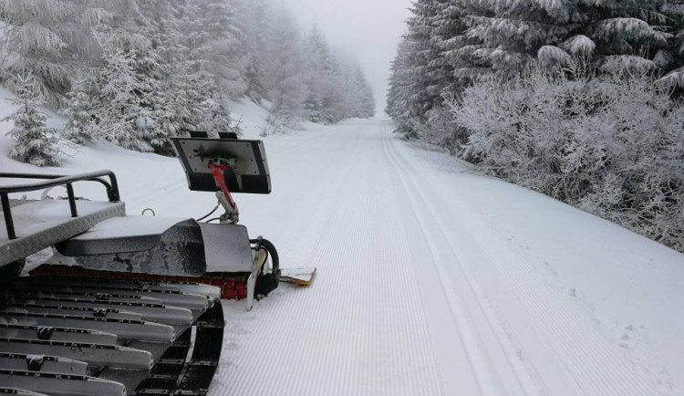 Na Ovčárně a Červenohorském sedle se bude o víkendu lyžovat. Vyrazit se dá v Jeseníkách i na běžky