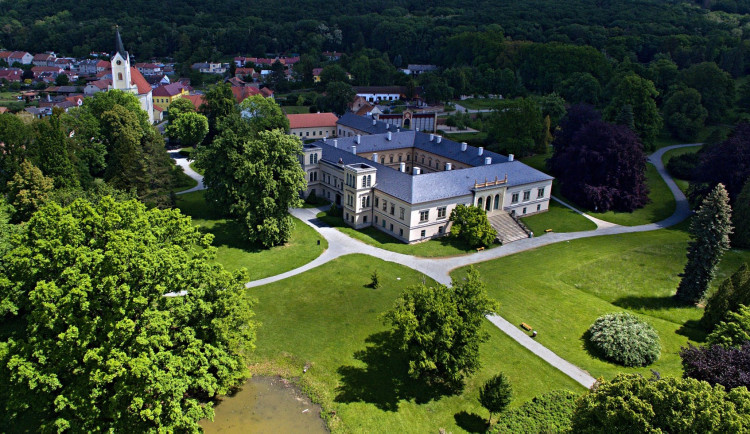 Vlastivědné muzeum v Olomouci zahájilo sezónu výlovem Velkého rybníku v Čechách pod Kosířem
