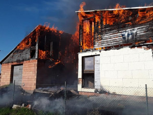 Rozsáhlý požár v Lošticích likvidovaly čtyři jednotky hasičů. Zásah brzdila padající dřevěná konstrukce domu