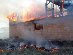 Rozsáhlý požár v Lošticích likvidovaly čtyři jednotky hasičů. Zásah brzdila padající dřevěná konstrukce
