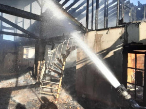 Rozsáhlý požár v Lošticích likvidovaly čtyři jednotky hasičů. Zásah brzdila padající dřevěná konstrukce