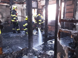 Rozsáhlý požár v Lošticích likvidovaly čtyři jednotky hasičů. Zásah brzdila padající dřevěná konstrukce