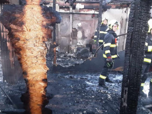 Rozsáhlý požár v Lošticích likvidovaly čtyři jednotky hasičů. Zásah brzdila padající dřevěná konstrukce