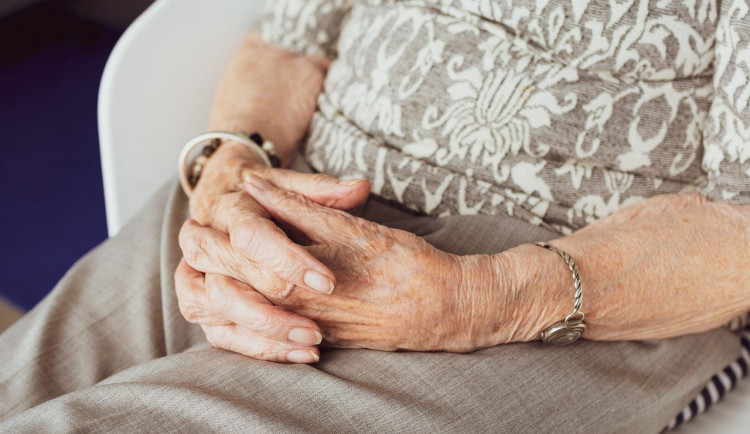 Seniorka volala sedmkrát táborským strážníkům. Ležela na zemi ve svém bytě