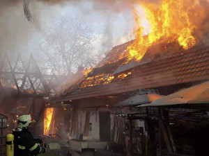Hasiči bojovali s rozsáhlým požárem budov na Hranicku. Kouř byl vidět z velké dálky