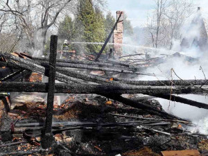 Hasiči bojovali s rozsáhlým požárem budov na Hranicku. Kouř byl vidět z velké dálky