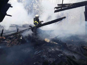 Hasiči bojovali s rozsáhlým požárem budov na Hranicku. Kouř byl vidět z velké dálky